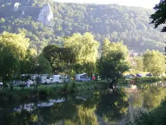 Campingplatz am Flussufer