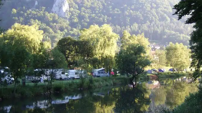 Campingplatz am Flussufer