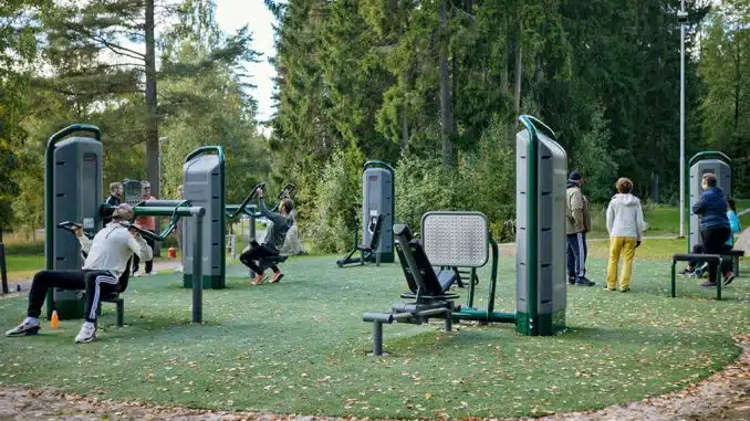 Outdoor-Fitnessanlage: Mehrere Fitnessgeräte auf einer Wiese