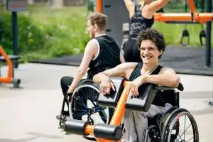 Rollstuhlfahrer auf Outdoor-Fitnessanlage