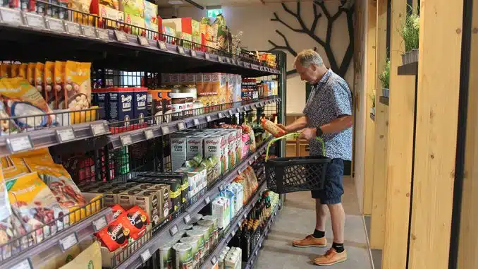 Mann beim Einkaufen im Shopping-Container