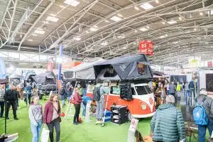 Messehalle mit VW-Campingbus und Besuchern