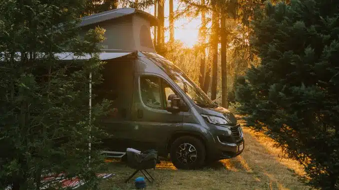 Campervan im Wald