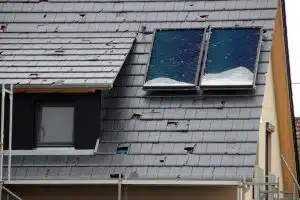Dach mit vielen beschädigten Dachziegeln