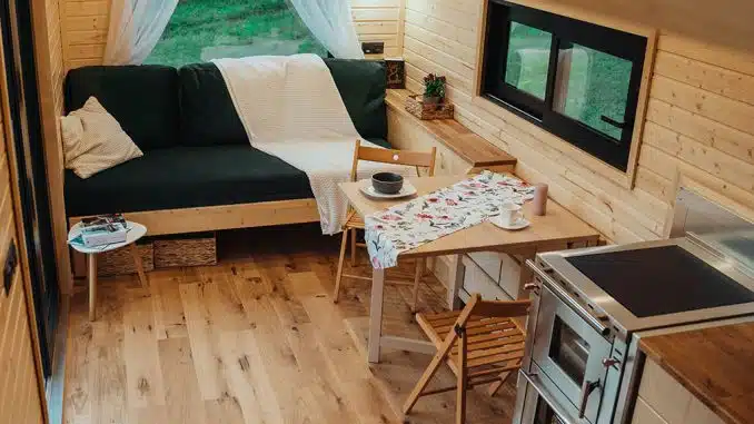 Eingerichteter Wohnraum aus Holz im Tiny House