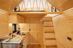 Hölzerner Wohnraum im Solido Tiny House