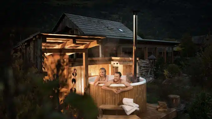 Zwei Personen baden im Hot Tub